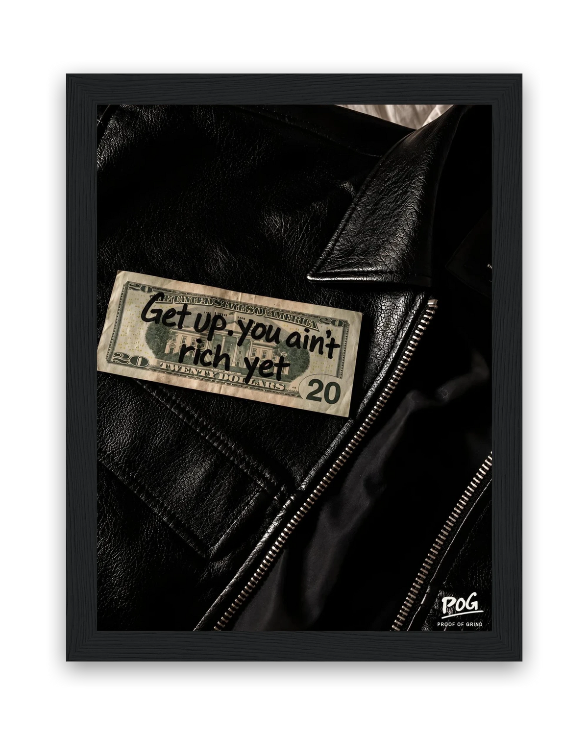 Get Up You Ain't Rich Yet – 15×20 cm – Zwart