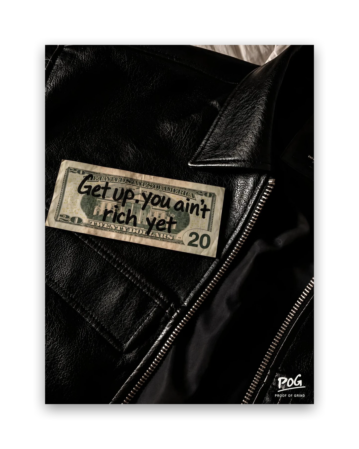 Get Up You Ain't Rich Yet – 30×40 cm – Zonder lijst