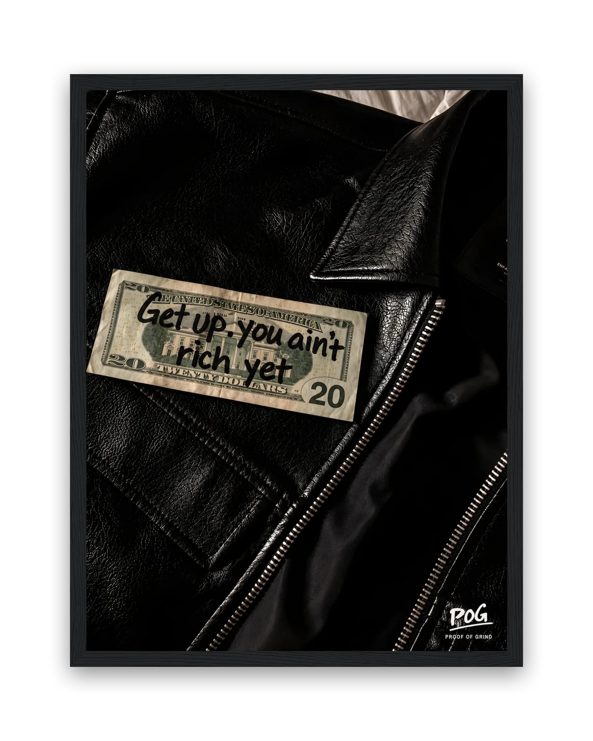 Get Up You Ain't Rich Yet – 30×40 cm – Zwart